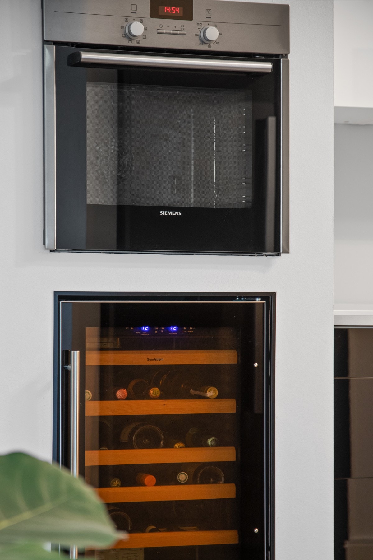 Vinskap og ovn innfelt i vegg. Galleribilde