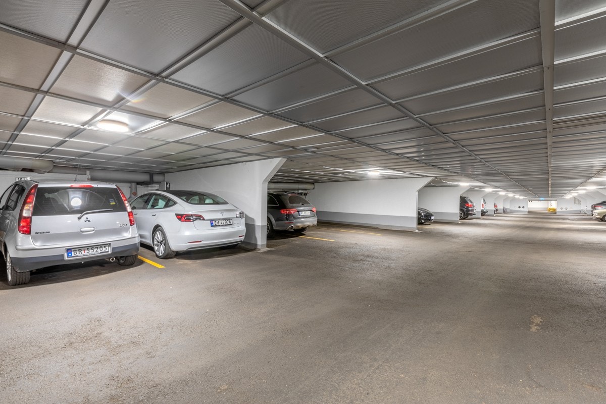 Disposisjonsrett til én parkeringsplass (nr. 1011) i felles garasjeanlegg. Det medfølger lader til EL-bil. Galleribilde