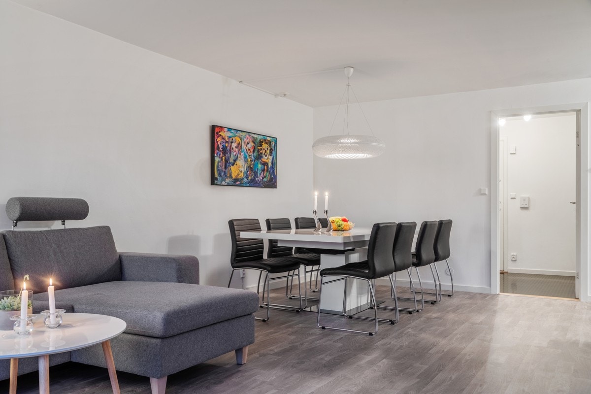 God plass til stort spisebord i stuen. Galleribilde