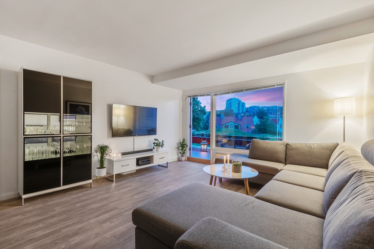 Hyggelig kveldsstemning i stue vendt mot nordvest. Galleribilde