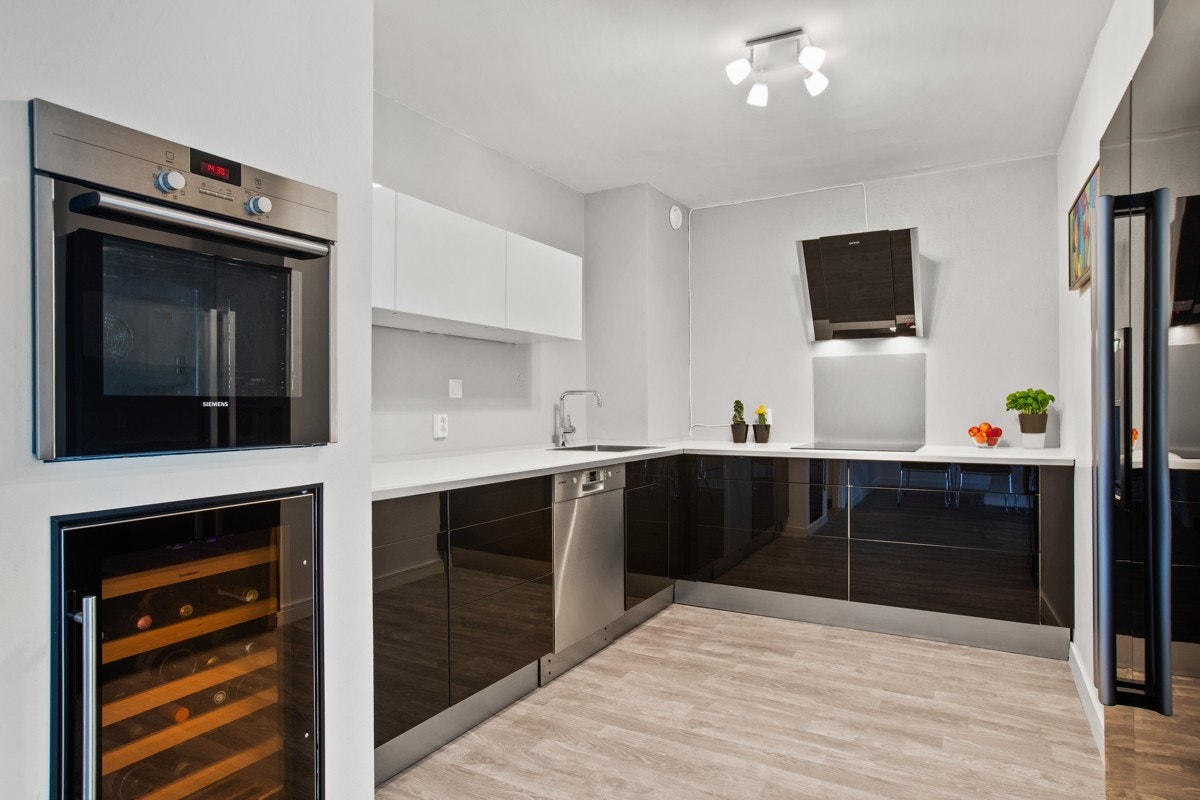 Moderne kjøkkeninnredning fra 2012 med fine arbeidsflater og god skapplass. Galleribilde