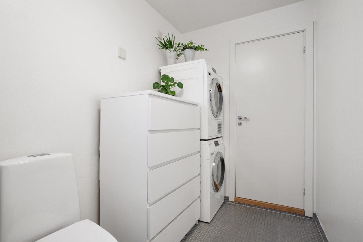 Det er opplegg for vaskemaskin og tørketrommel på badet. Galleribilde