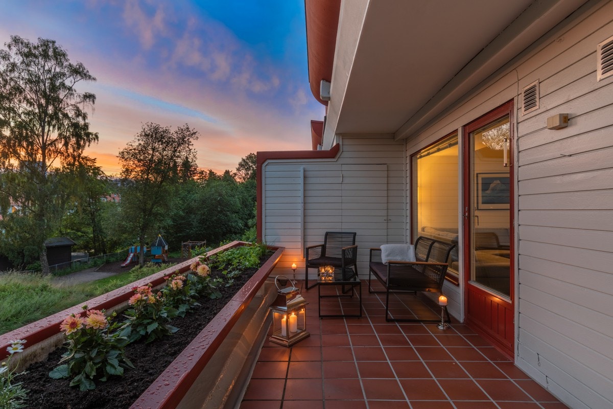 Terrassen er på ca. 11,8 kvm hvor du har plass til utemøblement og grill. Galleribilde