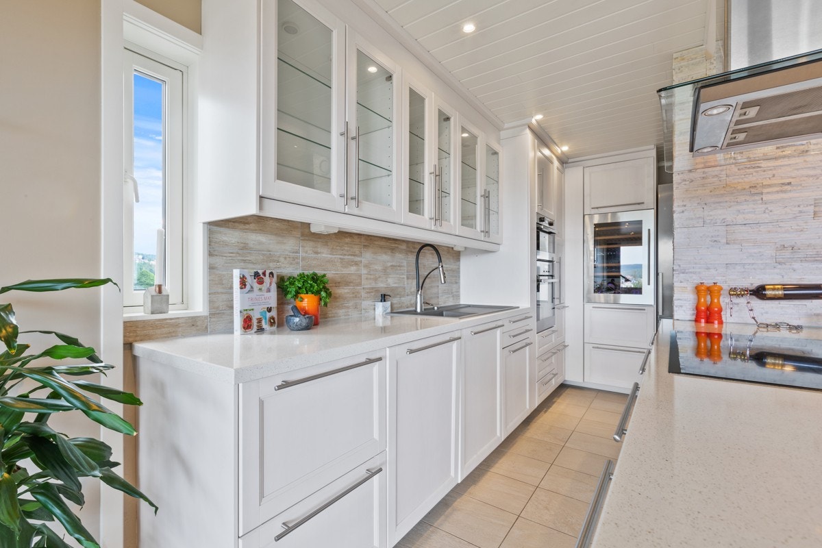 Endeleilighet med vinduer på tre sider, gir ekstra godt med naturlig lys i leiligheten Galleribilde