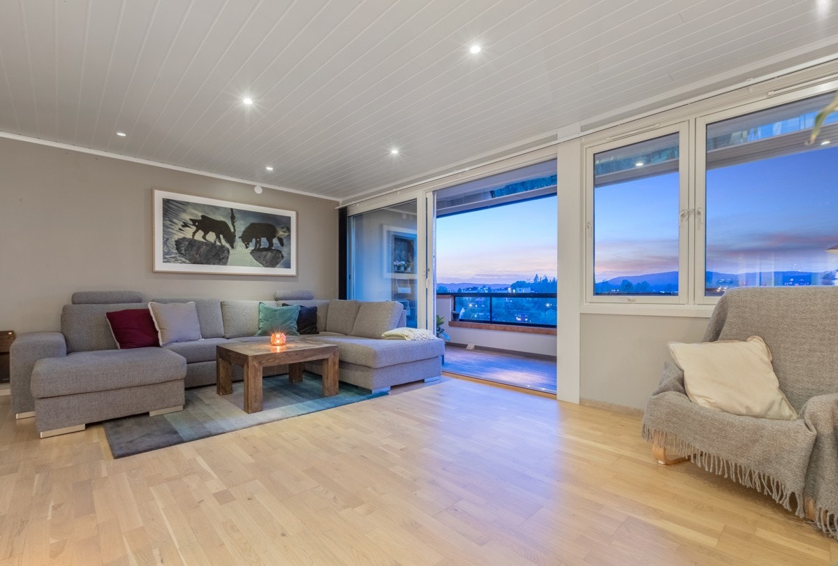 Balkongen måler 10 kvm, er vestvendt og innglasset. Naturlig forlengelse av stuen med varme i gulvet Galleribilde