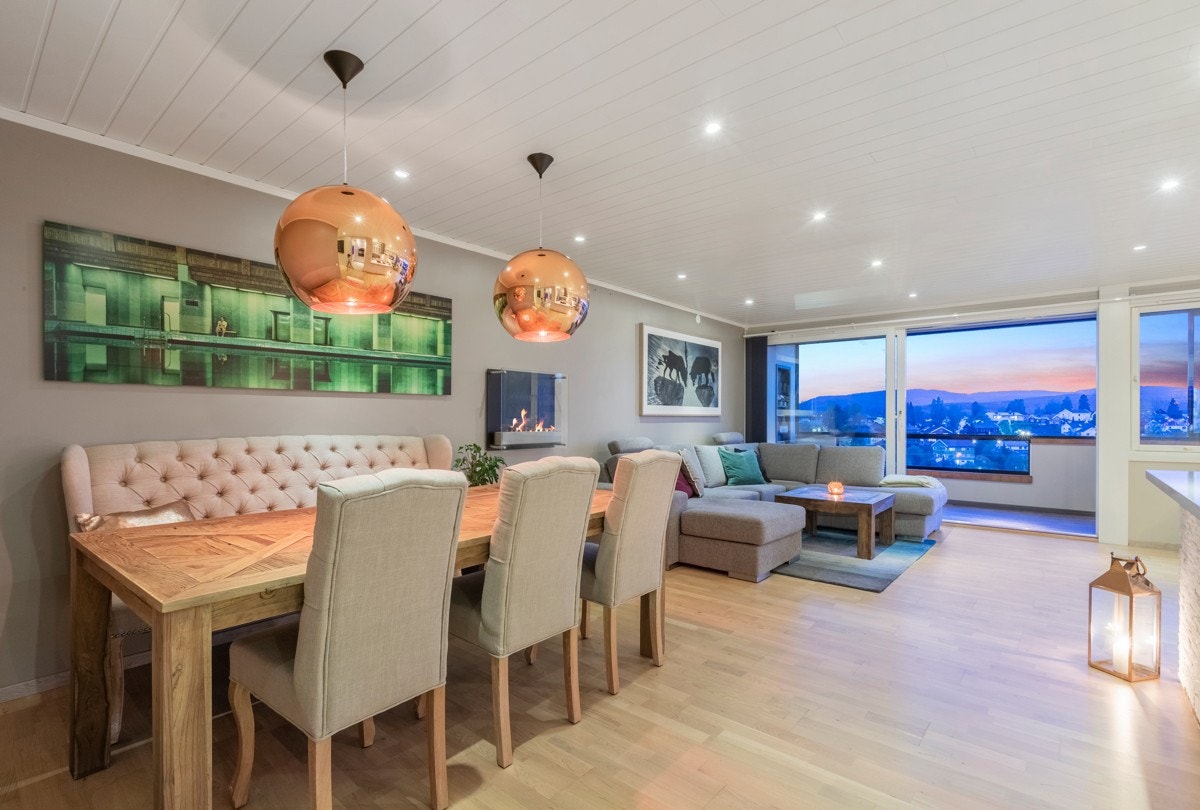 Flere muligheter for møblering i stuen, da det er rikelig med plass til flere sittegrupper Galleribilde