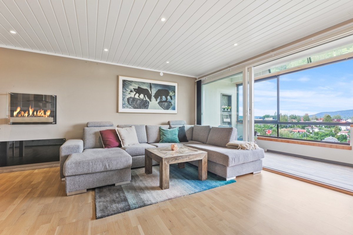 Leiligheten har gjennomgående en nyere, 3-stavs eikeparkett Galleribilde