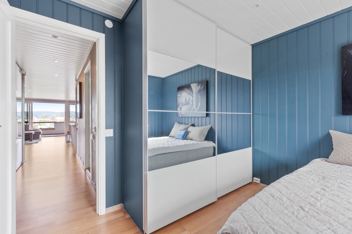Garderobeskap i soverom, også av typen PAX Galleribilde