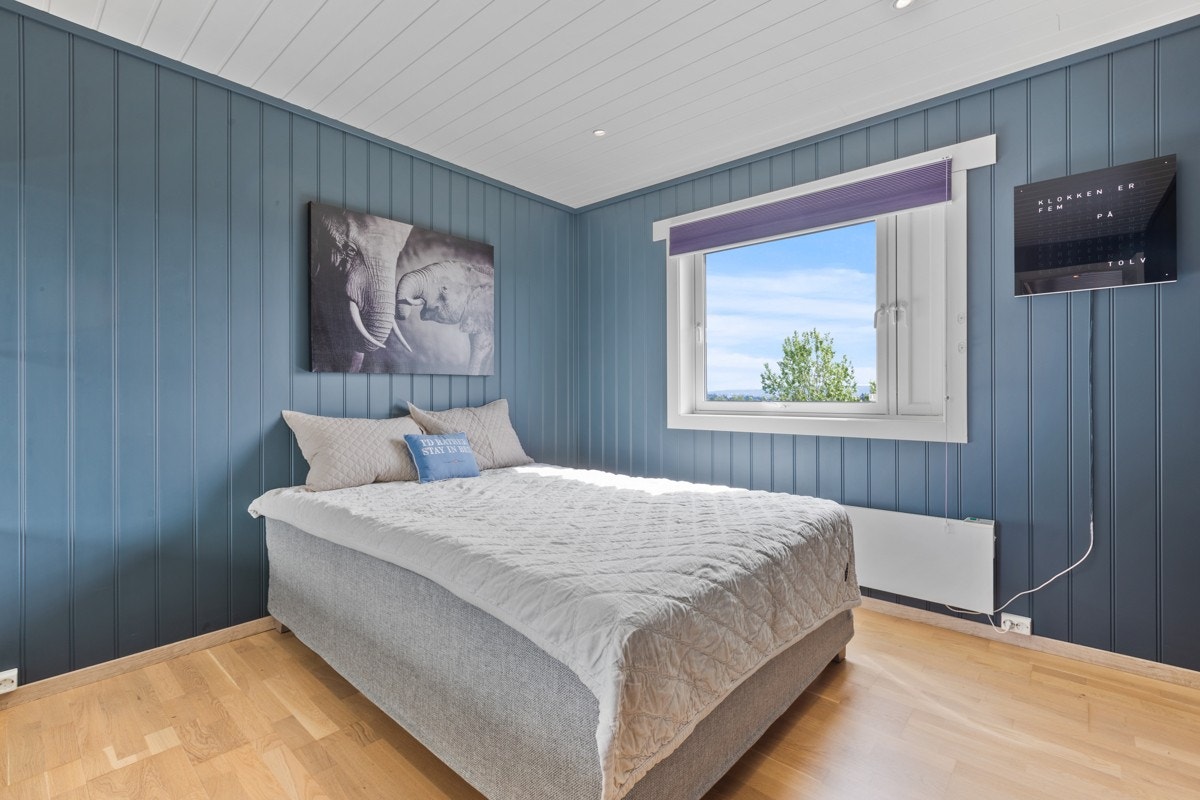 Stort hovedsoverom med god plass til dobbeltseng, og garderobeskap Galleribilde