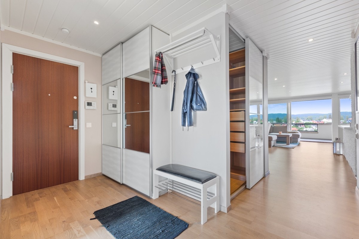 Romslig gang med gode muligheter for oppbevaring, også med Walk-In Galleribilde