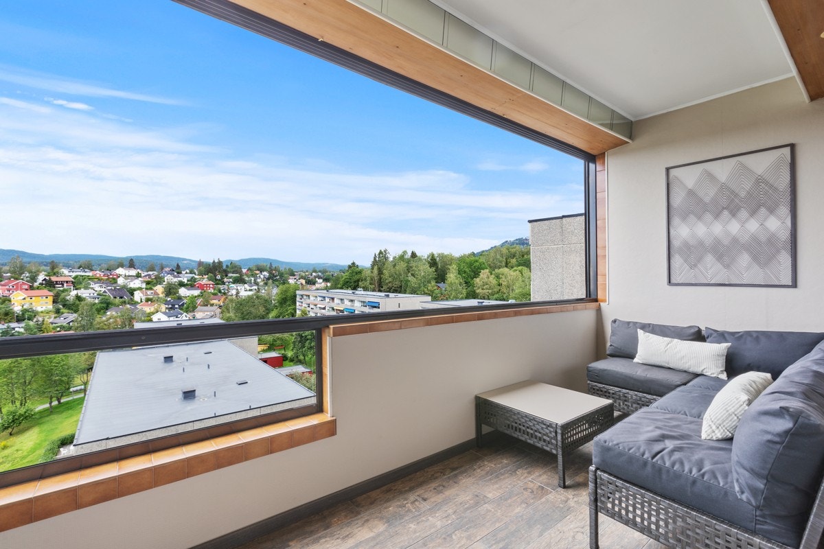 Rikelig med plass til utemøblement. Tillatt å benytte seg av elektrisk grill Galleribilde