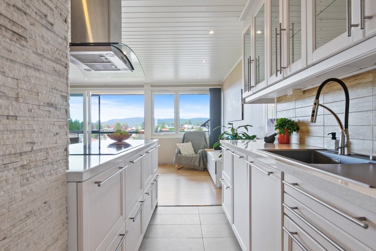 Flott kjøkken med mye skap - og benkeplass Galleribilde