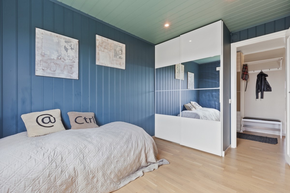 Her er det også et romslig garderobeskap av tilsvarende type Galleribilde