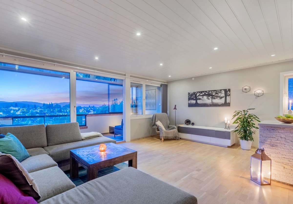 Velkommen til denne lekre, topp- og endeleiligheten i populære Meklenborg borettslag! Galleribilde