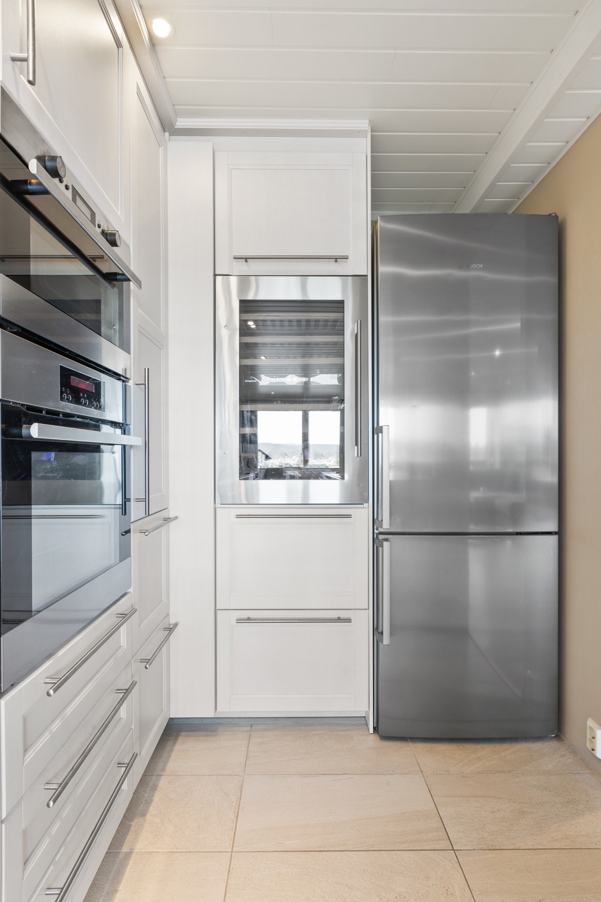 Integrert vinskap fra Temptech og ekstra bredt frittstående kjøleskap fra Bosch følger salget Galleribilde