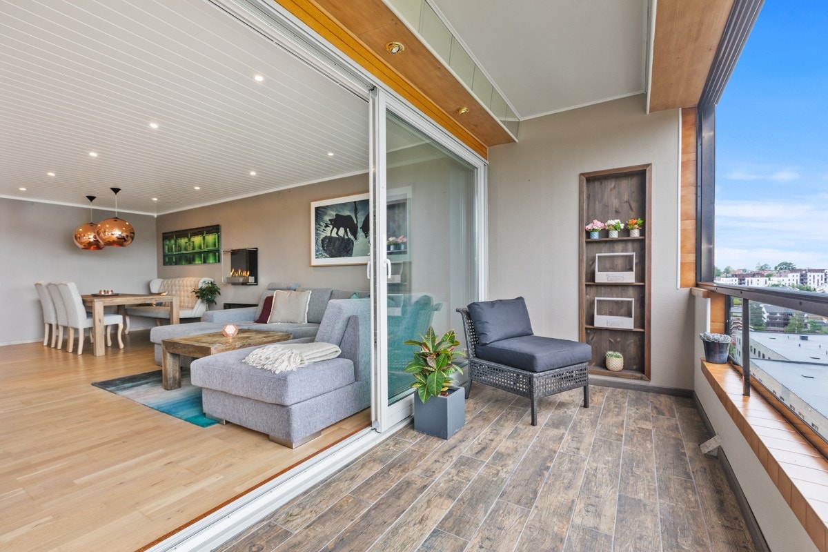 Innkassinger med speil og downlights i himling Galleribilde