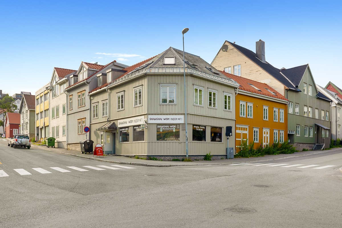 Leiligheten ligger øverst i hjørnet ved Fritjof Nansens plass.