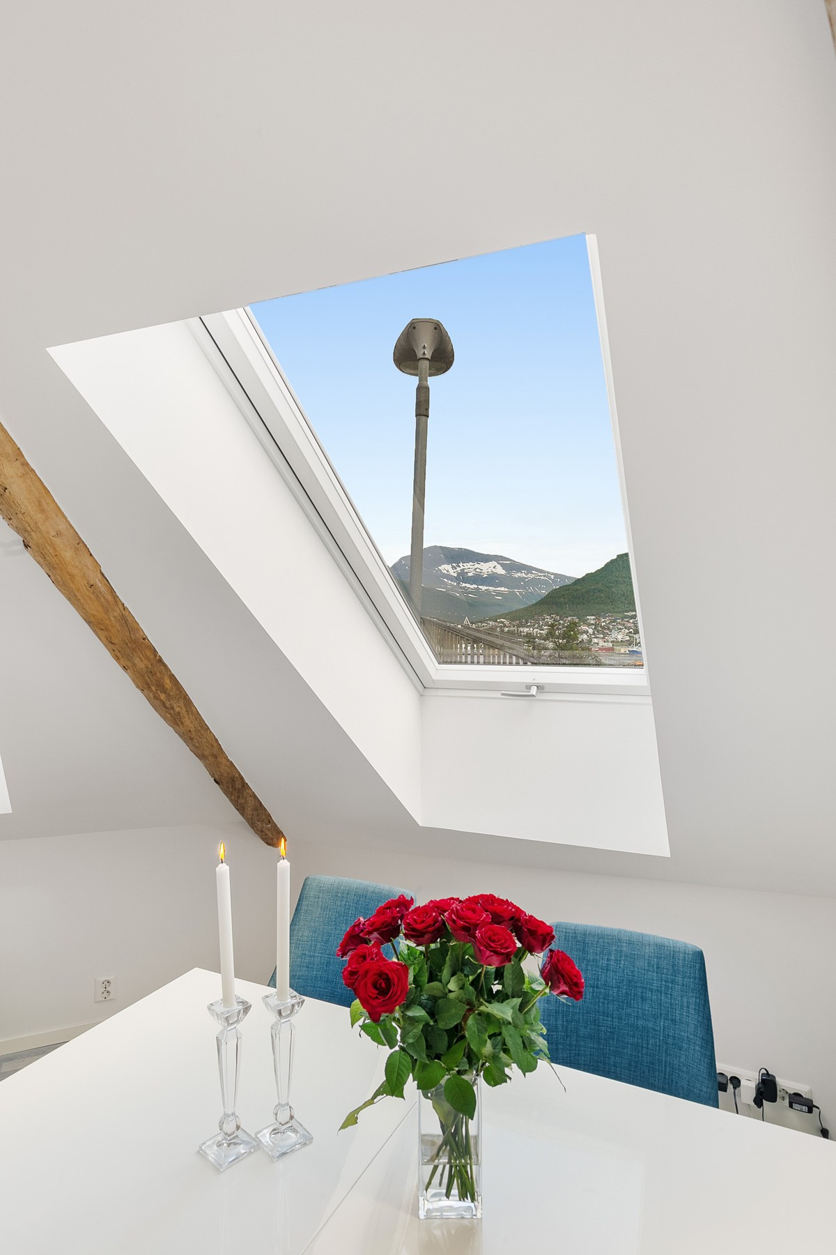 Utsikt til tromsdalstinden fra spisebordet