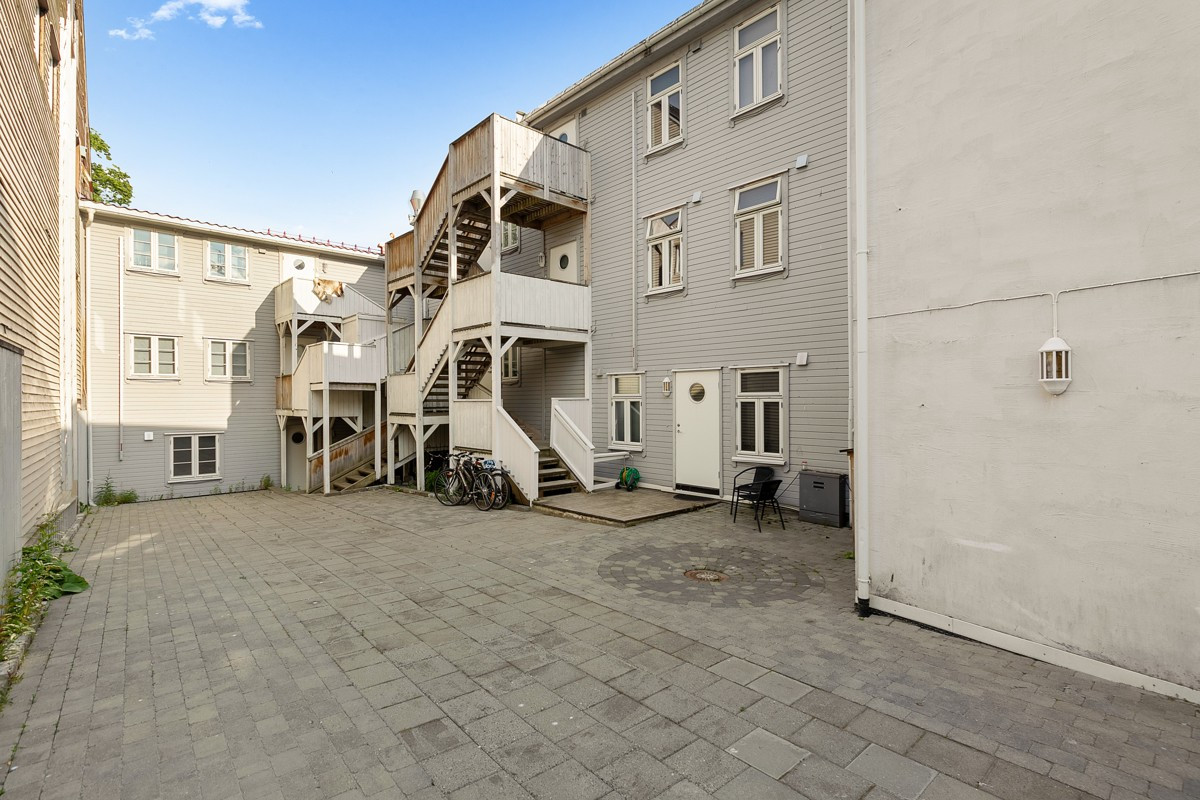 Lekker brosteinsbelagt bakgård.