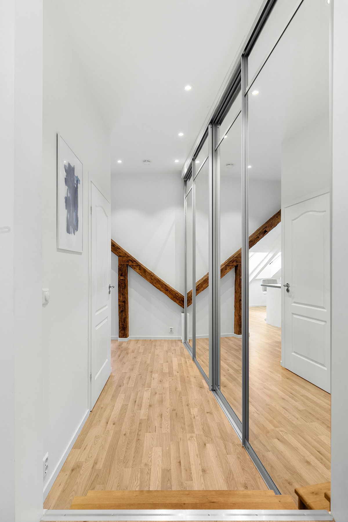 Gang med innebygd skyvedørsgarderobe.