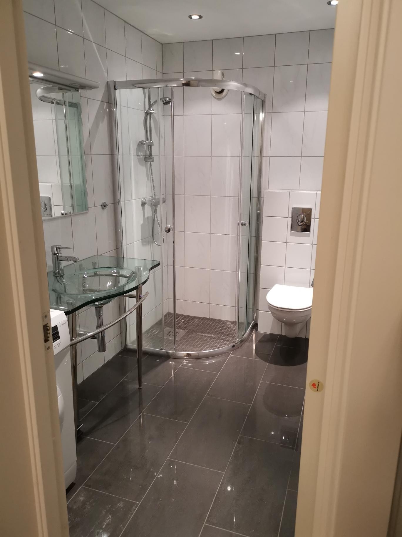 Badet er fra 2010. Vaskemaskinen følger med. Galleribilde