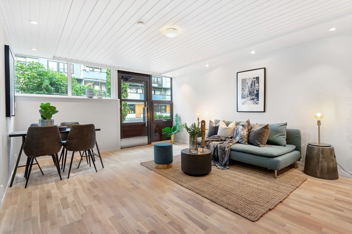 Dette er en lys og pen 2-roms med direkte adkomst fra bakkeplan Galleribilde