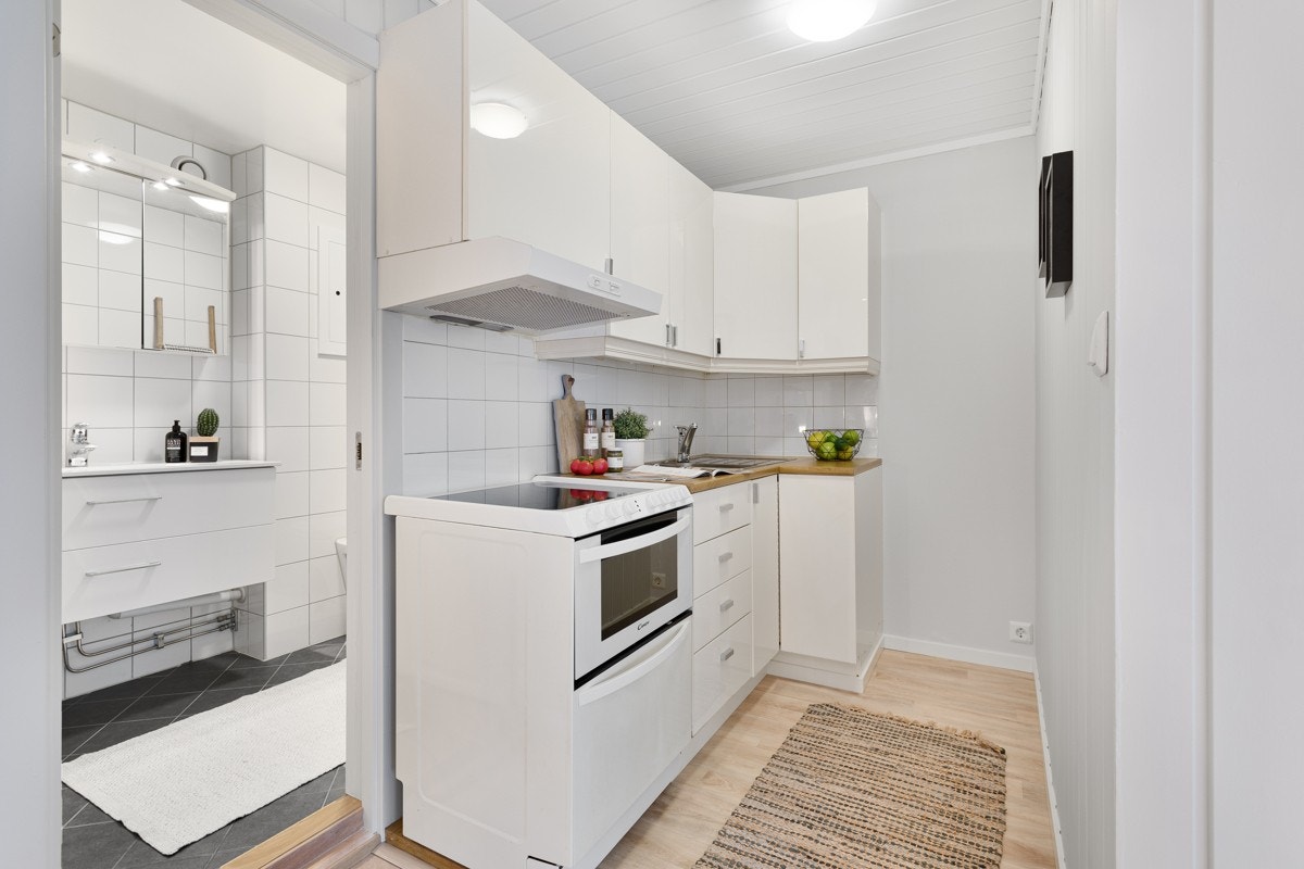 Delvis adskilt kjøkken med plass til alt man trenger i hverdagen Galleribilde