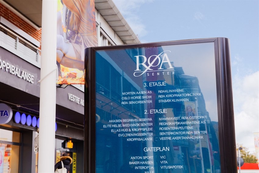 Røa senter tilbyr over 20 butikker innen mote, interiør, sport, mat, servering, pol, post, apotek samt helse og treningssenter. Galleribilde