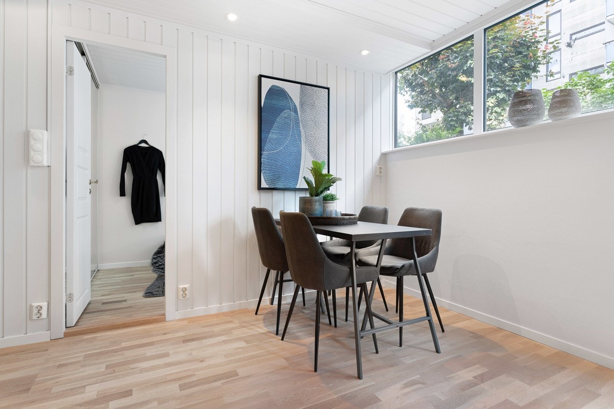 Naturlig plass til sittegruppe ved vinduet Galleribilde