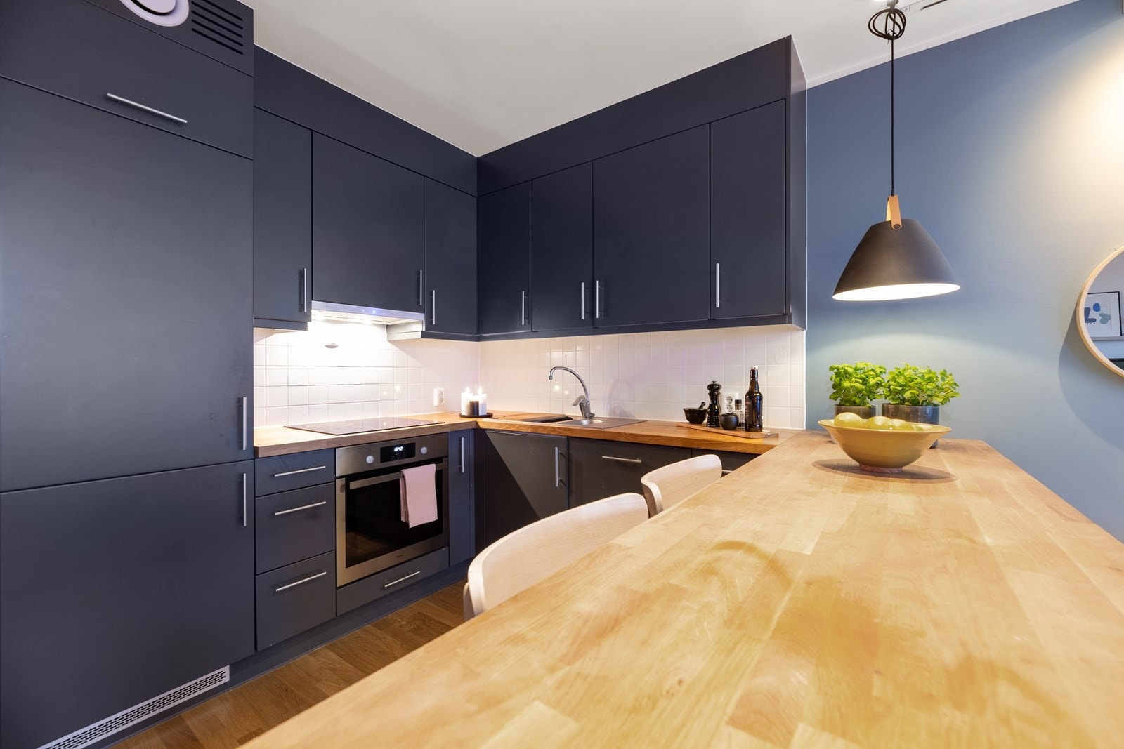 Kjøkkenet er velutstyrt med integrerte hvitevarer. Galleribilde