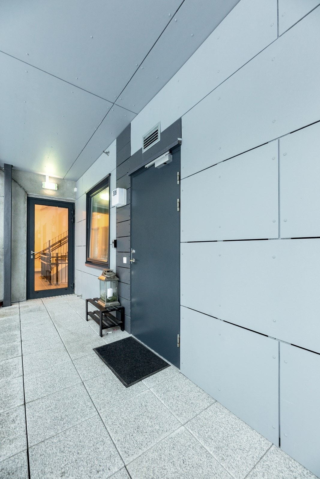 Fra overbygd svalgang har man inngangspartiet til leiligheten. Galleribilde