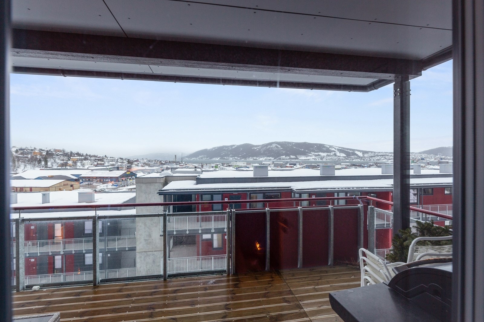 Solrik balkong med fantastisk utsikt. Her er det ettermiddags- og kveldssol. Galleribilde