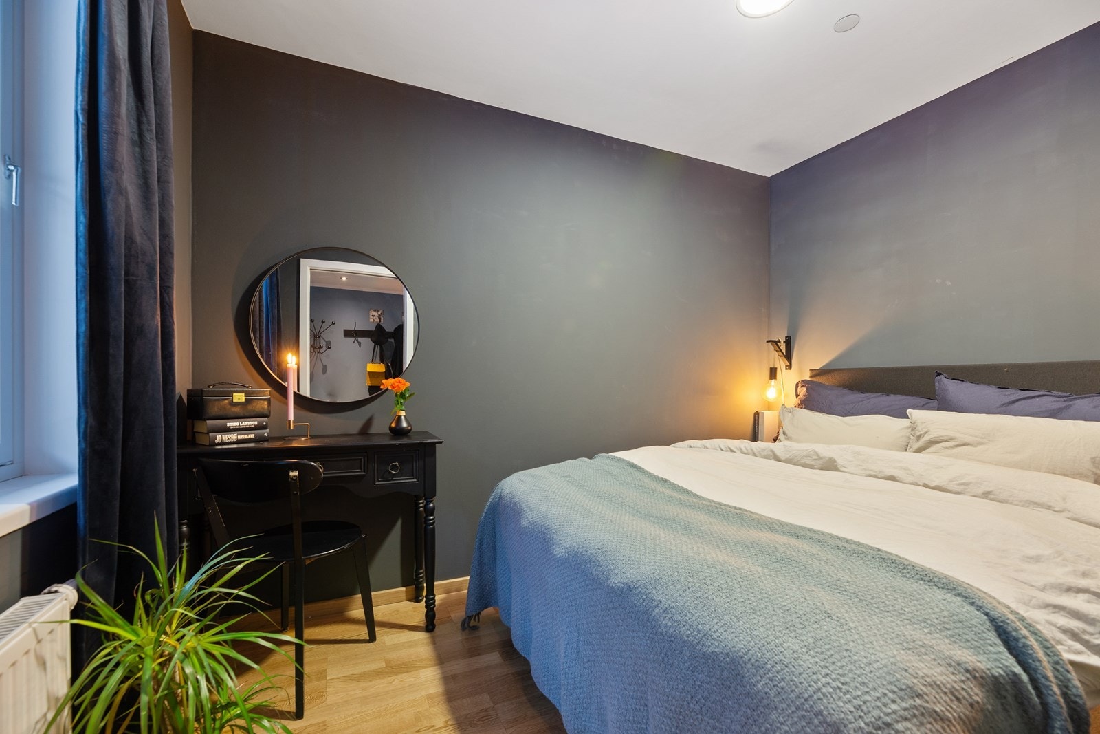 Boligens hovedsoverom er malt i en lun og fin farge, her er alt lagt til rette for en god natts søvn. Galleribilde