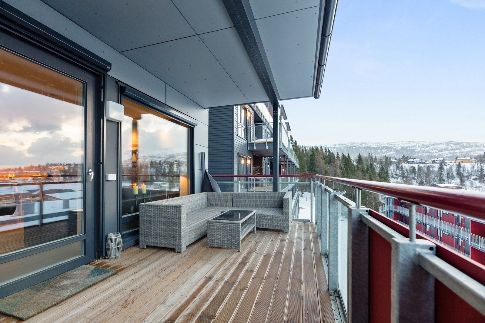 Fra stuen har man direkte adkomst ut til en romslig balkong. Her har man god plass til ønsket utemøblement. Galleribilde