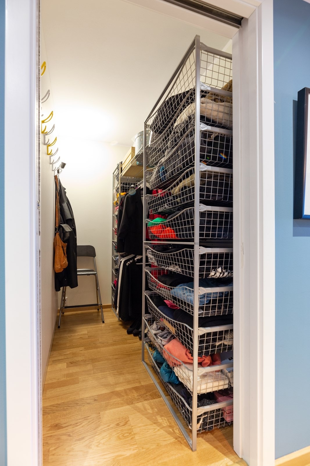 Teknisk bod i gang, praktisk brukt som walk-in-closet. Galleribilde