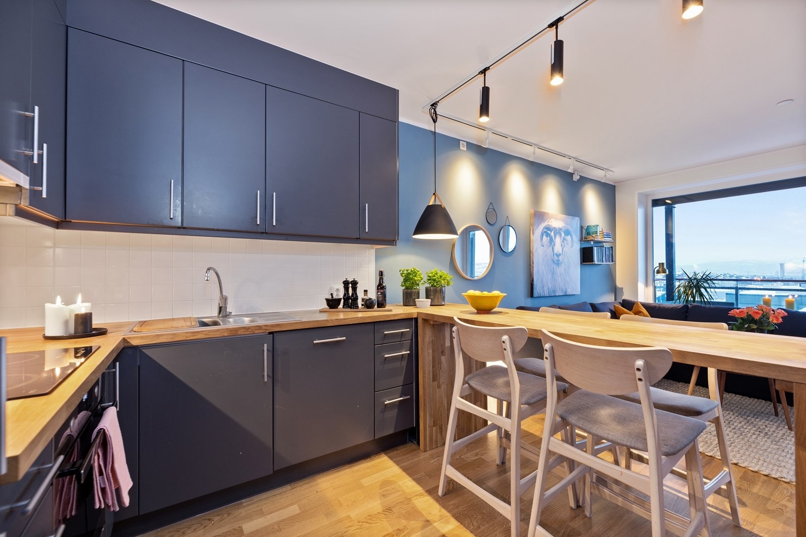 Kjøkkenet har benkeplate i tre, som også er gjennomført i barløsningen. Galleribilde