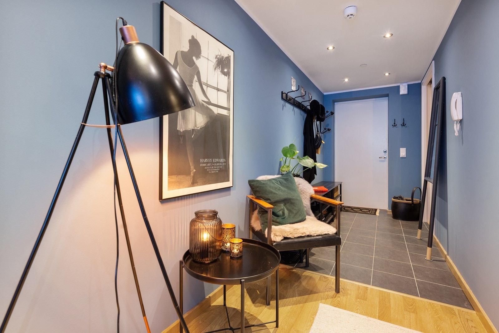 Du blir møtt av en flott flislagt entrée, med gulvvarme. Galleribilde