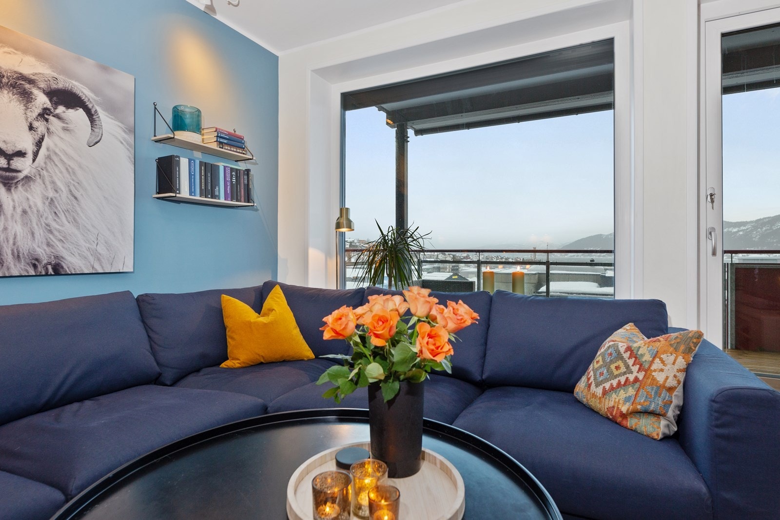 Stuen har store vinduer som bidrar til en lyst og trivelig boatmosfære. Galleribilde