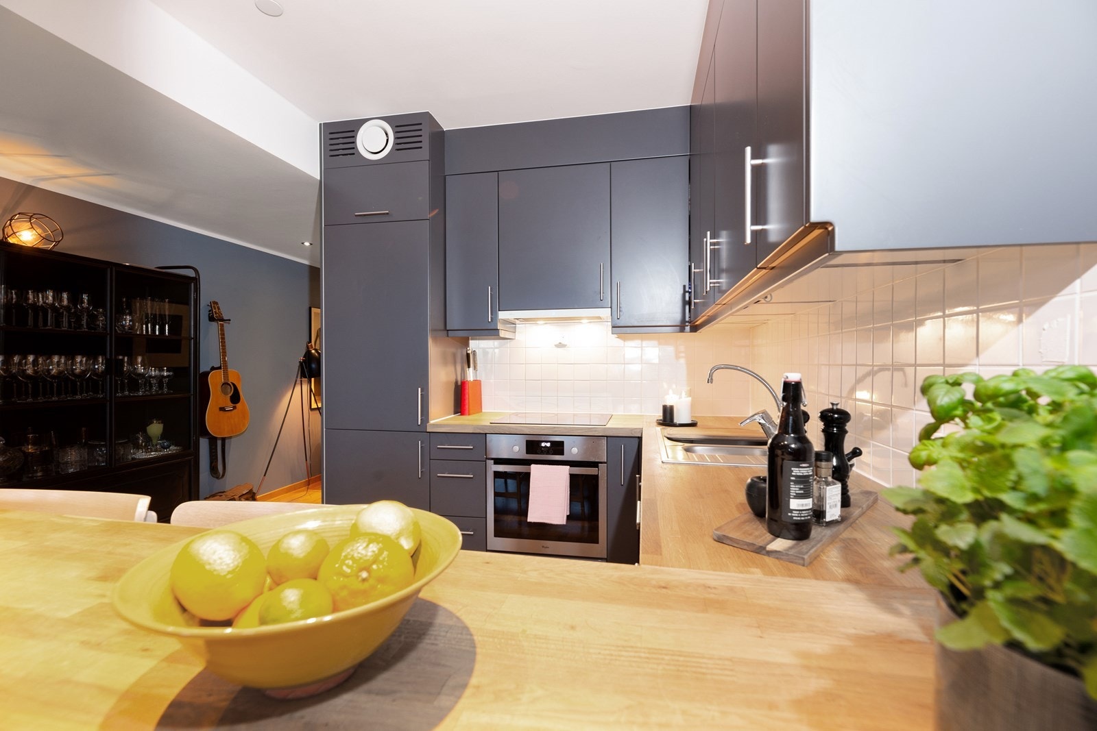 Kjøkkenet har en lekker barløsning som innbyr til sosialt lag når man lager mat. Galleribilde