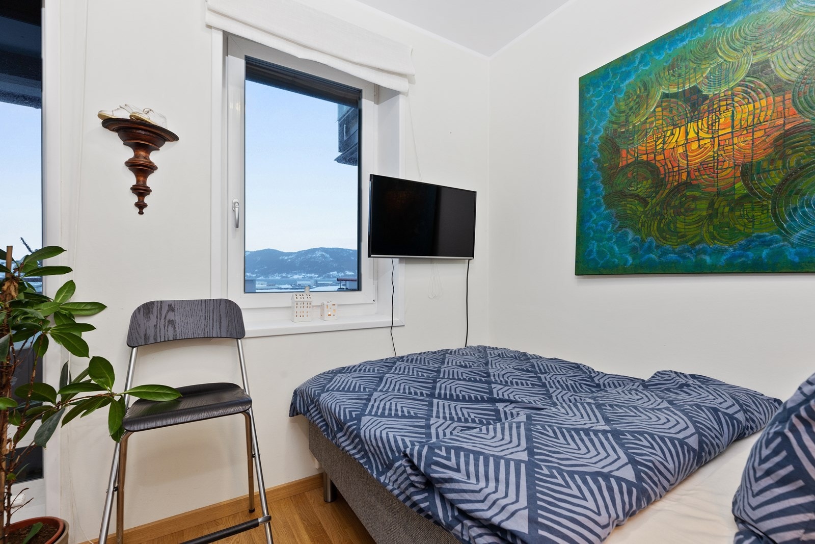 Fra dette rommet er det inngang til bod for ryddig og praktisk oppbevaring. Galleribilde