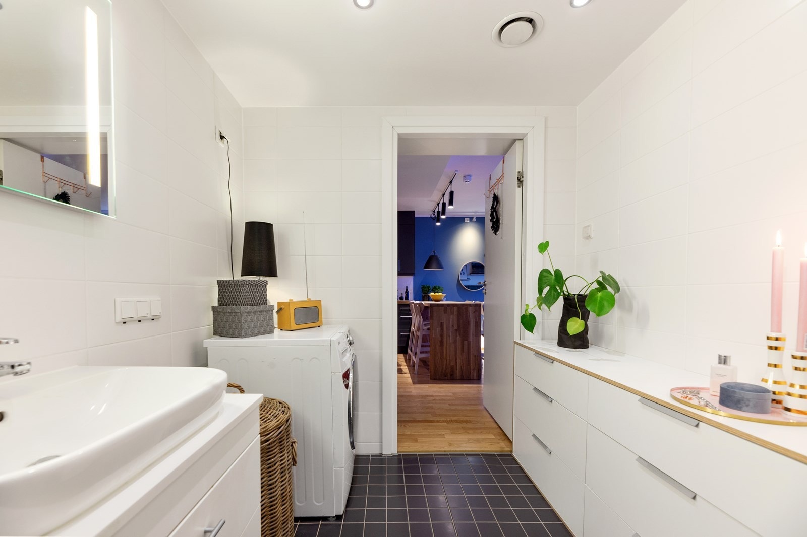 Delikat bad med varmekabler i gulv og opplegg for vaskemaskin. Galleribilde