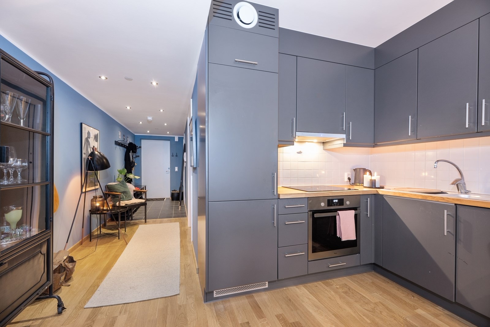 Fra gangen kommer du inn til kjøkkenet som er utført i lekre, moderne farger med matt finish. Galleribilde