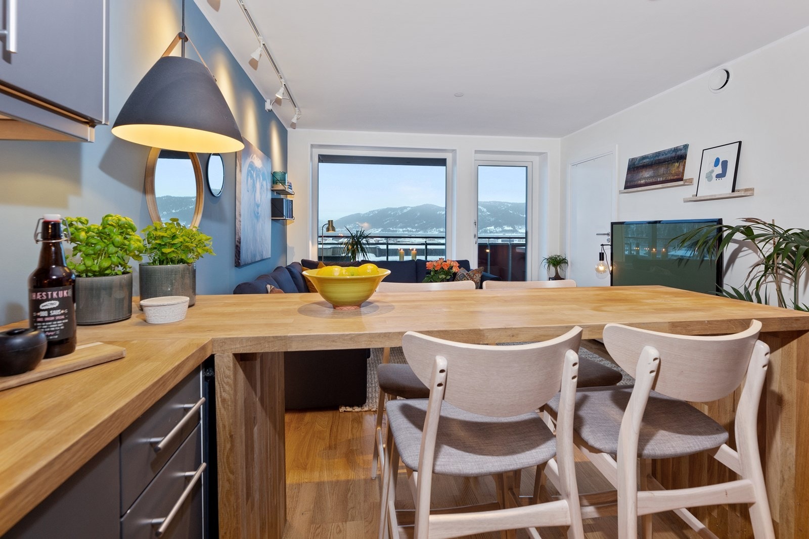 Fra kjøkkenet kan man nyte utsikten gjennom de store vindusflatene som går fra gulv til tak. Galleribilde