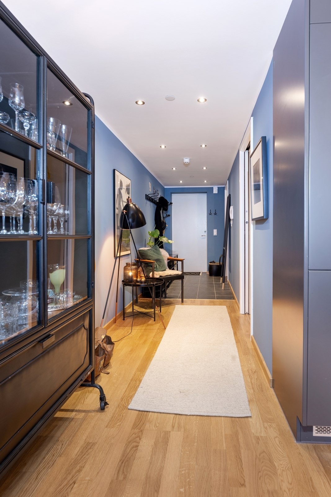 Leiligheten er holdt i lekre, moderne farger og i gangen har du innfelte downlights i taket. Galleribilde