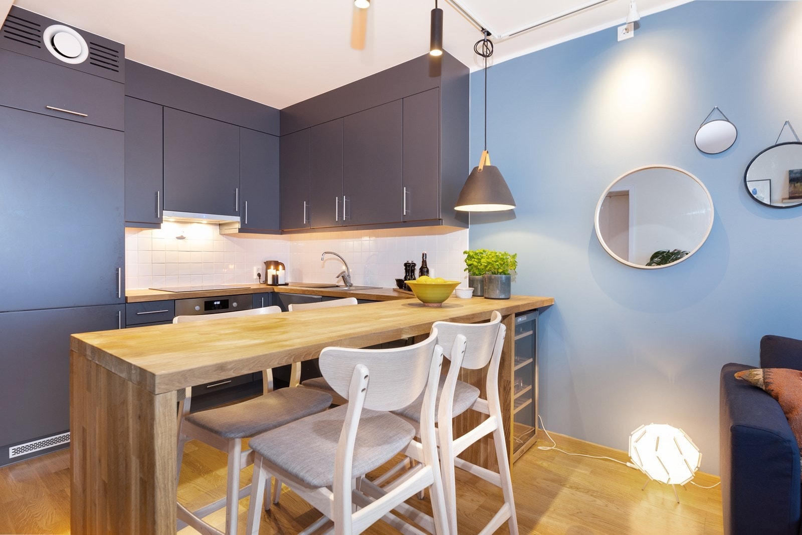 Her kan man nyte en matbit i en travel hverdag, legg merke til vinskapet som er pent plassert under barbenken. Galleribilde