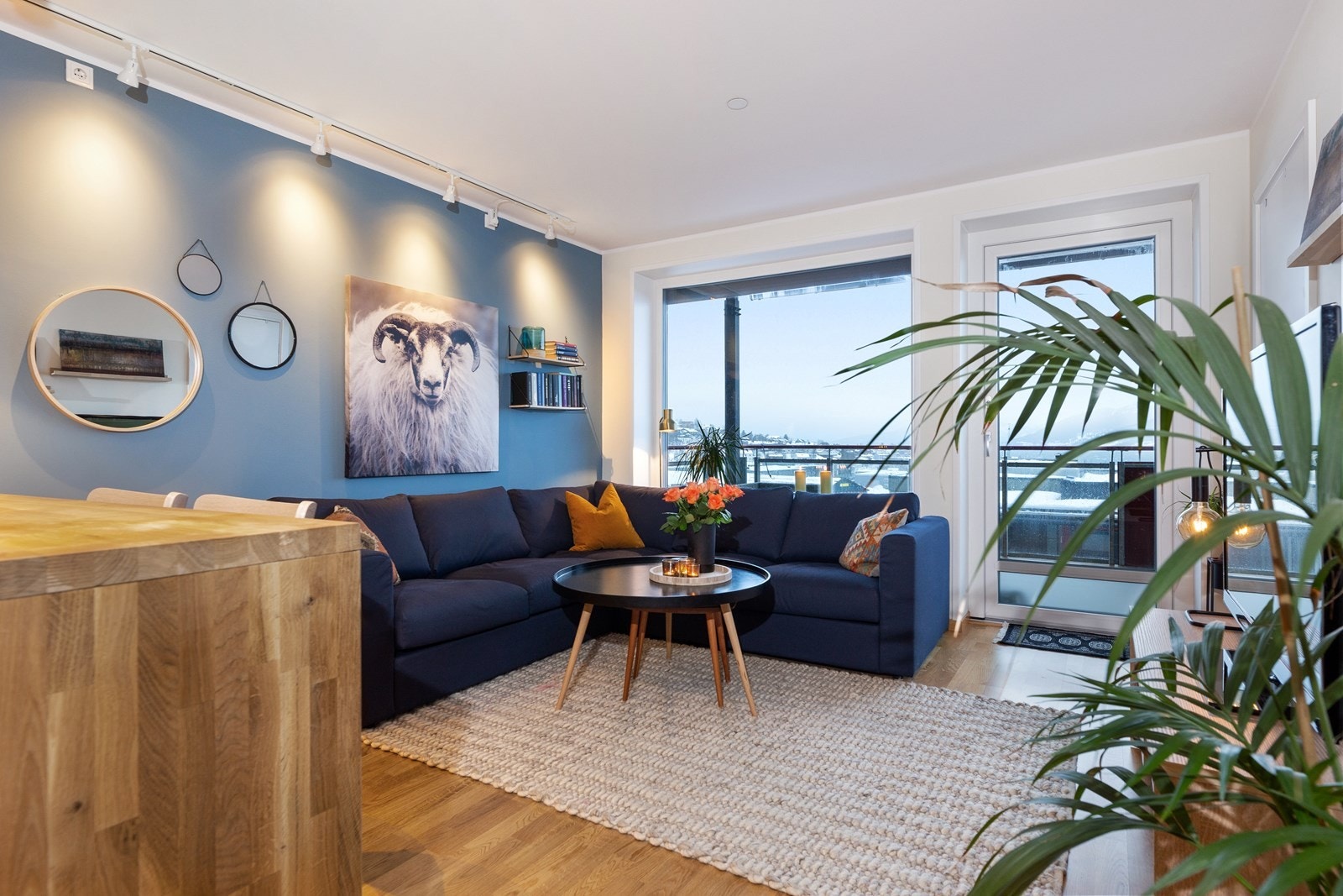 Stuen oppleves hjemmekoselig og kan enkelt møbleres etter ønske og behov. Galleribilde