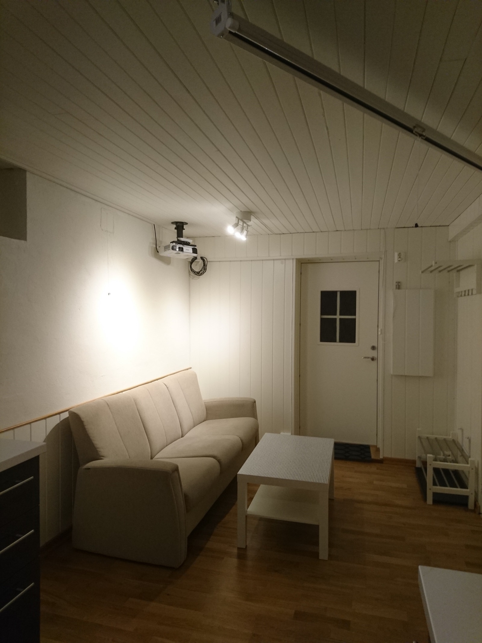 Fellesrom med videokanon og 85"lerret. Galleribilde