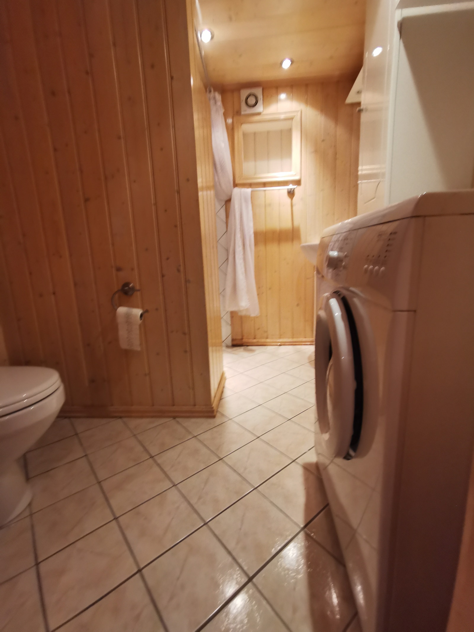 Bad med vaskemaskin Galleribilde