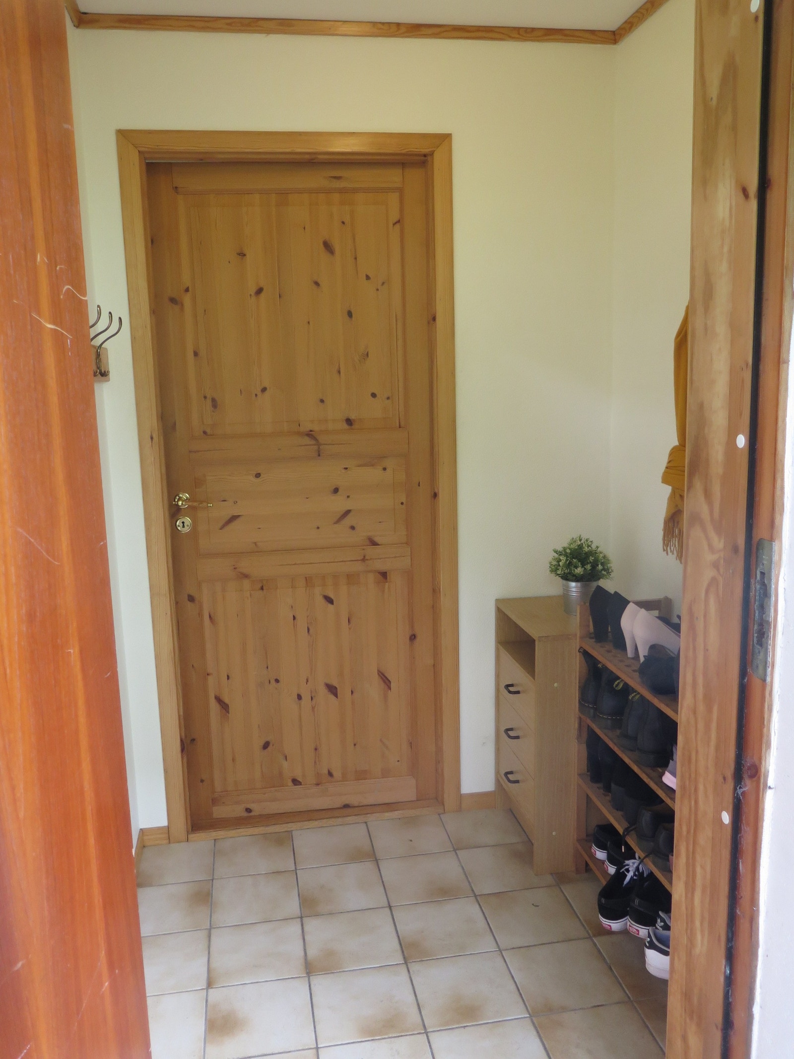 Inngangen med skohyller (sett utenfra) Galleribilde