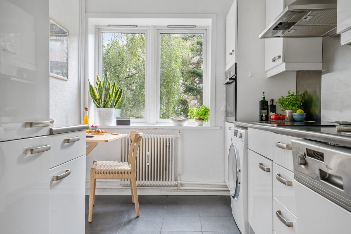 Moderne kjøkken med spiseplass. Galleribilde